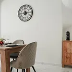 Komis Yard House, Luxury Apartment, זקינטוס טאון