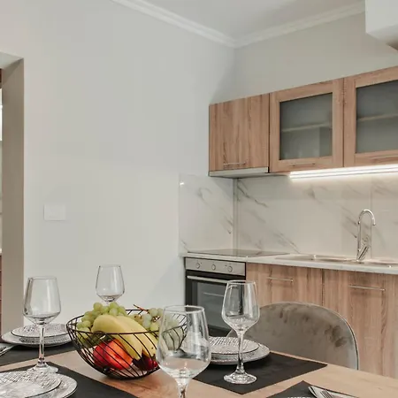 Komis Yard House, Luxury Apartment, דירה *