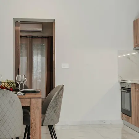 Komis Yard House, Luxury Apartment, זקינטוס טאון