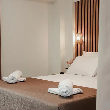 Komis Yard House, Luxury Apartment, * Закинтос