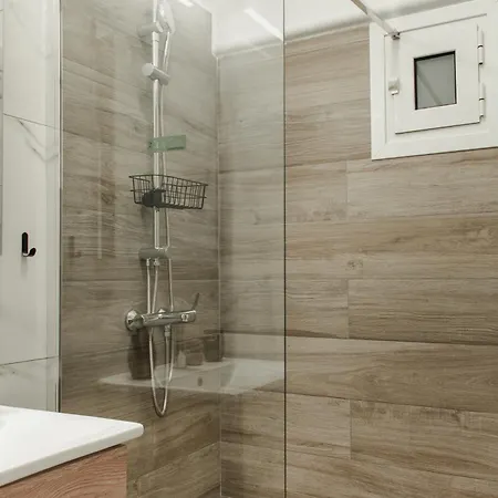 Komis Yard House, Luxury Apartment, *